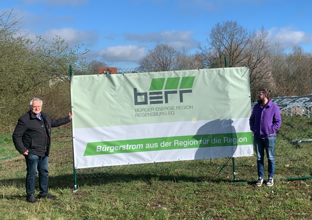 Jochen Scherer und Justin Schlecht präsentieren den BERR Banner