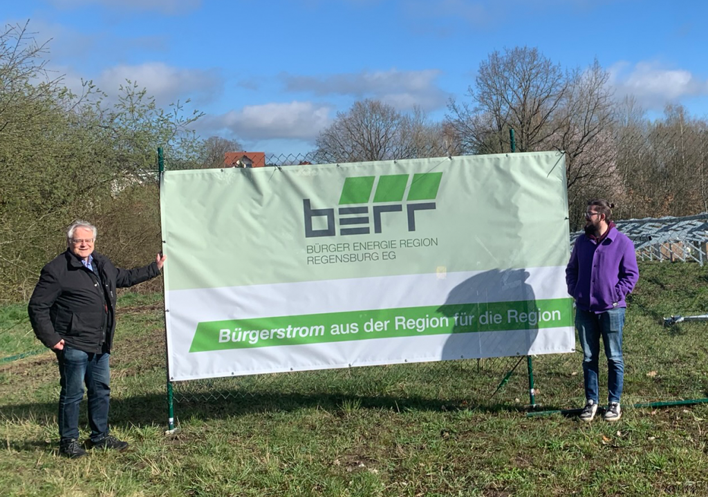 Jochen Scherer und Justin Schlecht präsentieren den BERR Banner 