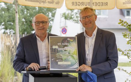 Landrat Martin Neumeyer gratuliert Ludwig Friedl, Geschäftsführer der Energieagentur Regensburg, zum 15-jährigen Bestehen der Agentur.