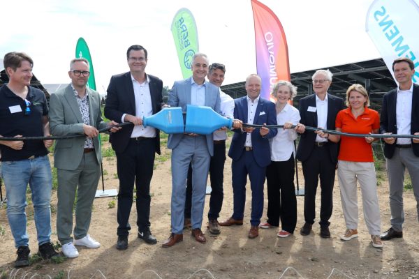 Oberbürgermeister von Regensburg, Dr. Burger und Markus Grabmeier, CEO Siemens Electronics, sowie Repräsentanten der Unternehmen, der Stadt und der BERR stecken symbolisch den Stromstecker, um die 11 MW PV-Anlage ERO einzuweihen.