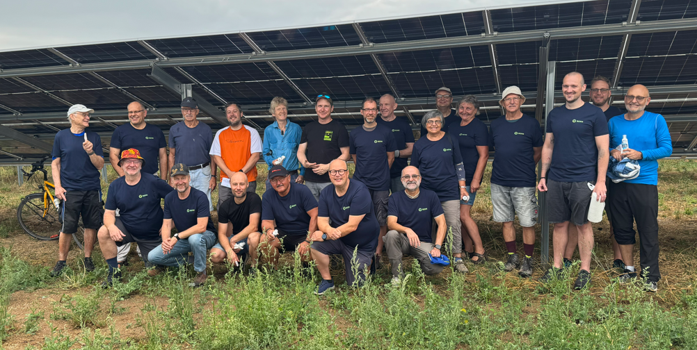 20260801_ERO-Schraubensicherungs-Helfer BERR Mitglieder an einem PV-Tisch bei ERO. Alle bereit für die Schraubensicherungsaktion am 1.8.2026